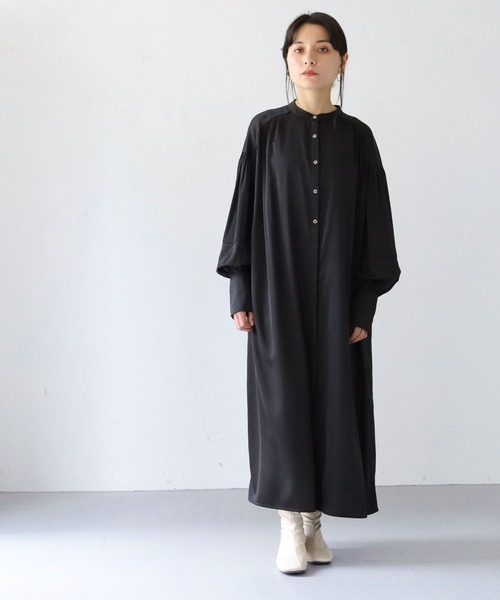 HER CLOSET（ハークローゼット）の「【shemoshelly】サテンギャザーシャツドレス（シャツワンピース・レディース・ベージュ/ブラック/ホワイト・M）」の3枚目の写真