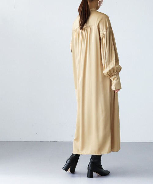 HER CLOSET（ハークローゼット）の「【shemoshelly】サテンギャザーシャツドレス（シャツワンピース・レディース・ベージュ/ブラック/ホワイト・M）」の21枚目の写真