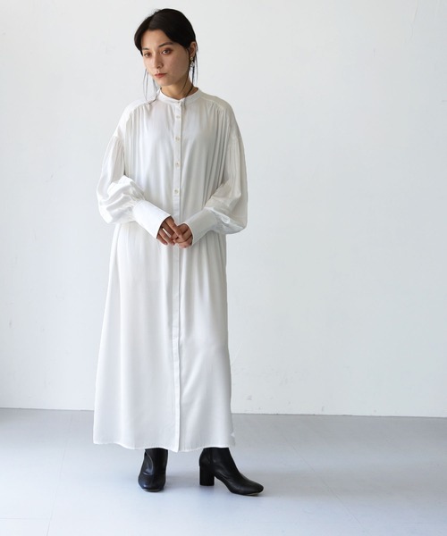 HER CLOSET（ハークローゼット）の「【shemoshelly】サテンギャザーシャツドレス（シャツワンピース・レディース・ベージュ/ブラック/ホワイト・M）」の5枚目の写真