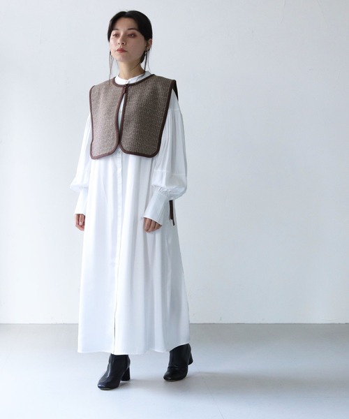 HER CLOSET（ハークローゼット）の「【shemoshelly】サテンギャザーシャツドレス（シャツワンピース・レディース・ベージュ/ブラック/ホワイト・M）」の10枚目の写真