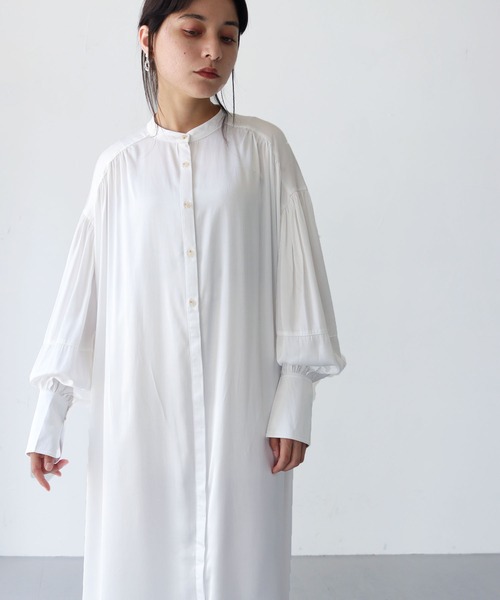 HER CLOSET（ハークローゼット）の「【shemoshelly】サテンギャザーシャツドレス（シャツワンピース・レディース・ベージュ/ブラック/ホワイト・M）」の8枚目の写真