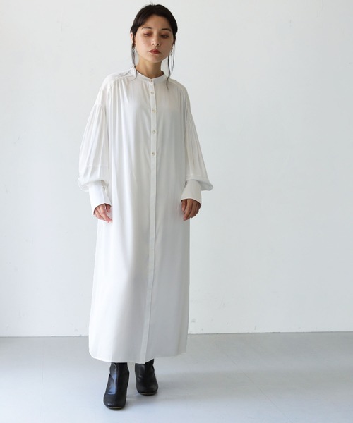 HER CLOSET（ハークローゼット）の「【shemoshelly】サテンギャザーシャツドレス（シャツワンピース・レディース・ベージュ/ブラック/ホワイト・M）」の4枚目の写真