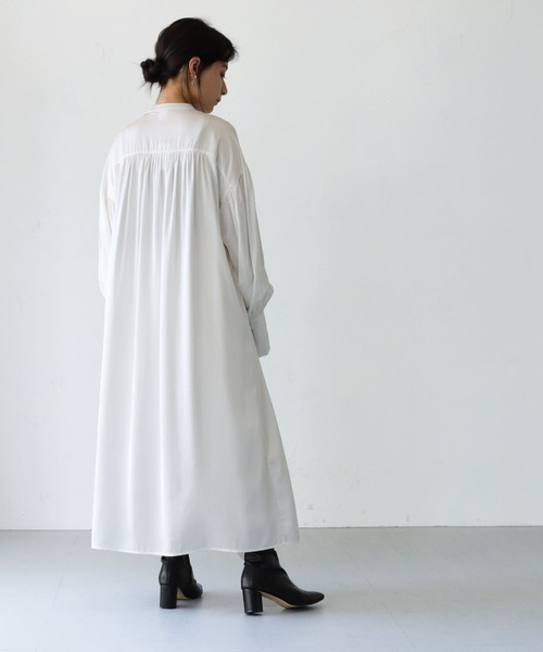 HER CLOSET（ハークローゼット）の「【shemoshelly】サテンギャザーシャツドレス（シャツワンピース・レディース・ベージュ/ブラック/ホワイト・M）」の7枚目の写真