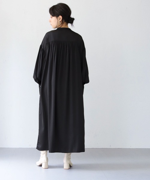 HER CLOSET（ハークローゼット）の「【shemoshelly】サテンギャザーシャツドレス（シャツワンピース・レディース・ベージュ/ブラック/ホワイト・M）」の16枚目の写真