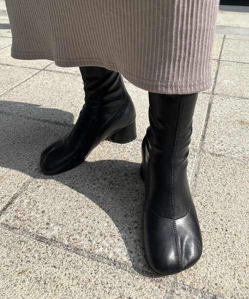 DouDou（ドゥドゥ）の「ヒールアップスクエアショートブーツ（ブーツ・レディース・ブラック/ベージュ・M/L）」の2枚目の写真