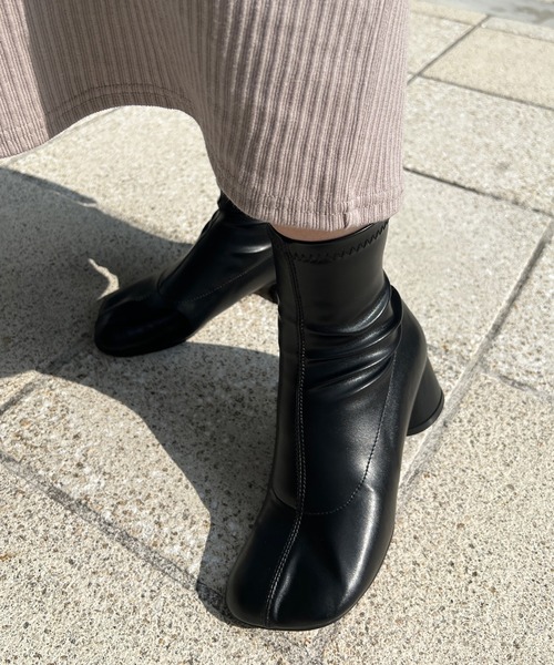 DouDou（ドゥドゥ）の「ヒールアップスクエアショートブーツ（ブーツ・レディース・ブラック/ベージュ・M/L）」の3枚目の写真