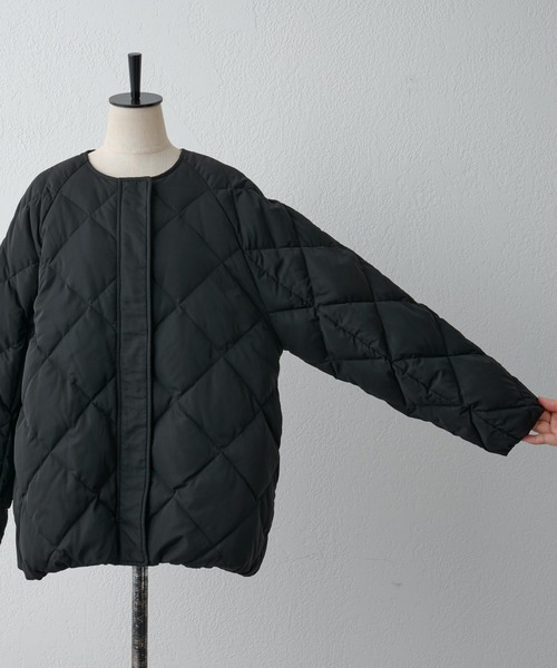 BEARDSLEY（ビアズリー）の「【FRIPIER/フリピエ】バナナスリーブノーカラーショートダウン：すぐにお届け！（ダウンジャケット/コート・レディース・ブラック/アイボリー・FREE）」の3枚目の写真