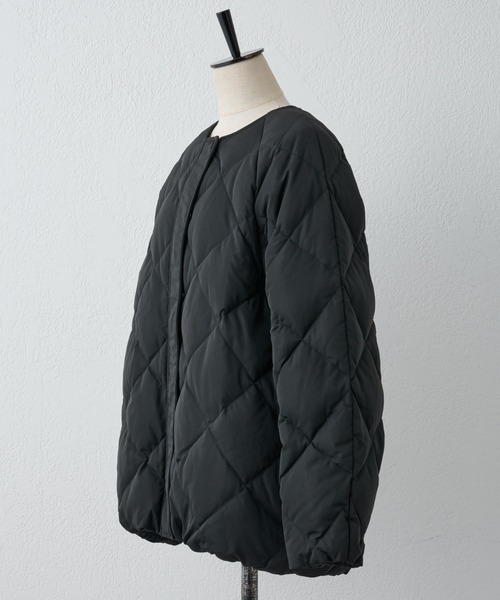 BEARDSLEY（ビアズリー）の「【FRIPIER/フリピエ】バナナスリーブノーカラーショートダウン：すぐにお届け！（ダウンジャケット/コート・レディース・ブラック/アイボリー・FREE）」の4枚目の写真