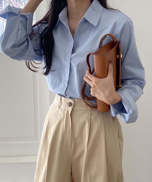 Girly Doll(ガーリードール)の「レギュラーカラーベーシックシャツ(シャツ/ブラウス・レディース・ホワイト/ネイビー/ブルー/グリーン/モカ/ライトグレー/ピンクベージュ/ライトイエロー・F)」の6枚目の写真
