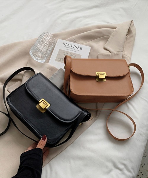 Chaco closet(チャコ クローゼット)の「フェイクレザーフラップ付きミニショルダーバッグ(ショルダーバッグ・レディース・キャメル/ブラウン/ホワイト/ブラック・FREE)」の4枚目の写真