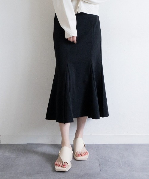 Fabby fabby(ファビィーファビィー)の「トングスクエアワイドサンダル(サンダル・レディース・オフホワイト/ブラック・SMALL/MEDIUM/LARGE)」の9枚目の写真