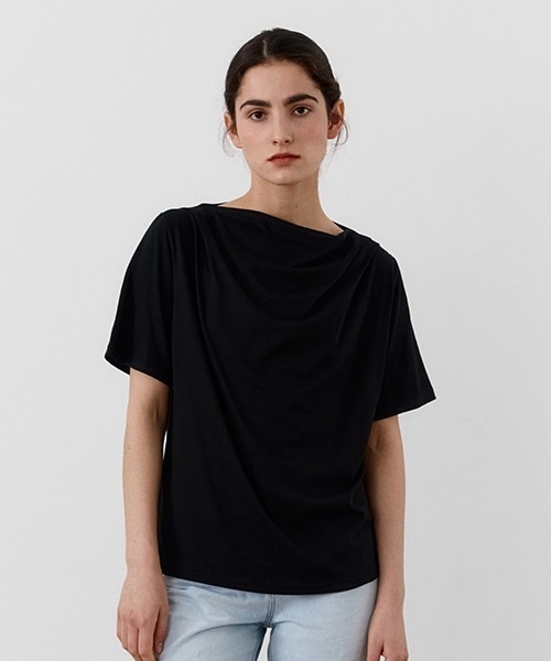 MOHAN(モハン)の「【MOHAN 】TWRドレープ ネック トップ / TWR DRAPED NECK TOP(Tシャツ/カットソー・レディース・スカイブルー/ブラック/クリーム・SMALL)」の1枚目の写真