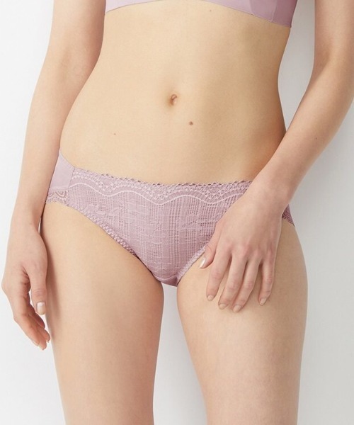 AMOSTYLE BY Triumph(アモスタイルバイトリンプ)の「レギュラーショーツ フリーミー スムース AMST1421 Hikini JX(ショーツ・レディース・ベージュ/ブラック/パープル・L/M)」の1枚目の写真