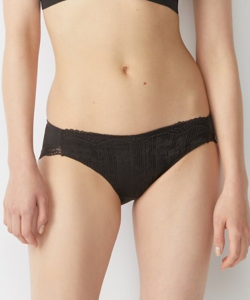 AMOSTYLE BY Triumph(アモスタイルバイトリンプ)の「レギュラーショーツ フリーミー スムース AMST1421 Hikini JX(ショーツ・レディース・ベージュ/ブラック/パープル・L/M)」の2枚目の写真