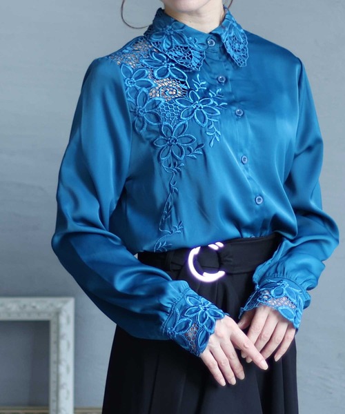Sawa a la mode(サワアラモード)の「花レースサテンシャツブラウス(シャツ/ブラウス・レディース・ブルー/ブラック・FREE)」の2枚目の写真