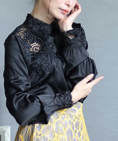 Sawa a la mode(サワアラモード)の「花レースサテンシャツブラウス(シャツ/ブラウス・レディース・ブルー/ブラック・FREE)」の1枚目の写真