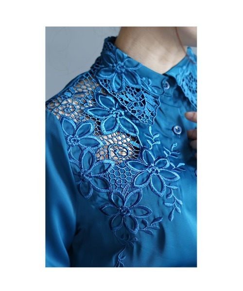 Sawa a la mode(サワアラモード)の「花レースサテンシャツブラウス(シャツ/ブラウス・レディース・ブルー/ブラック・FREE)」の3枚目の写真