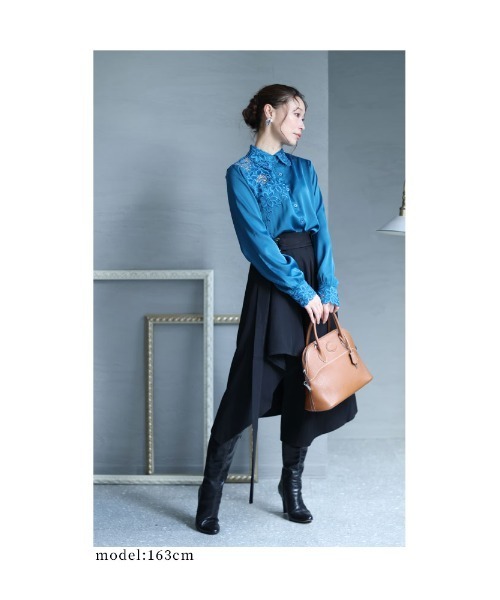 Sawa a la mode(サワアラモード)の「花レースサテンシャツブラウス(シャツ/ブラウス・レディース・ブルー/ブラック・FREE)」の6枚目の写真