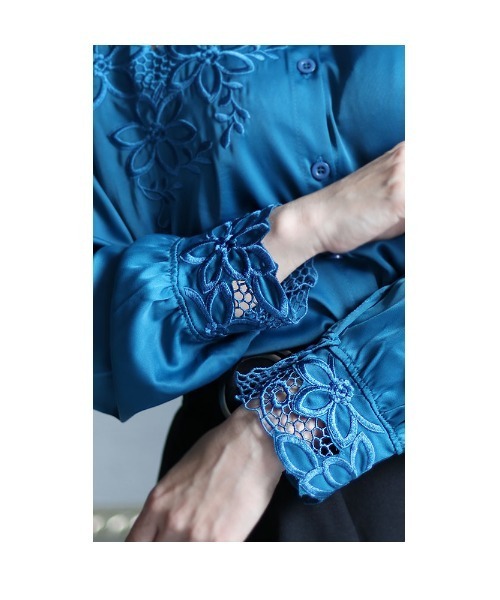 Sawa a la mode(サワアラモード)の「花レースサテンシャツブラウス(シャツ/ブラウス・レディース・ブルー/ブラック・FREE)」の8枚目の写真