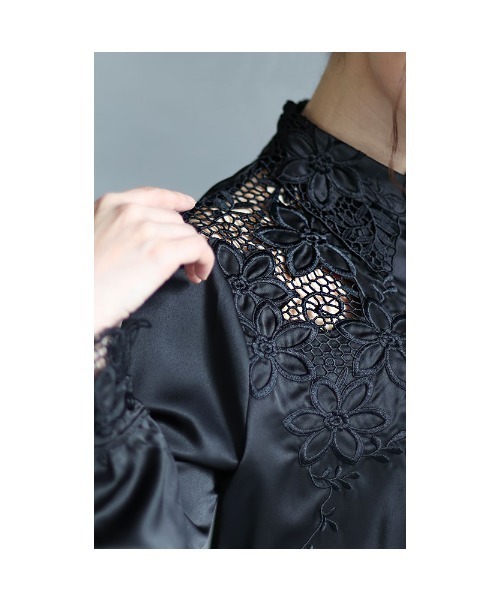 Sawa a la mode(サワアラモード)の「花レースサテンシャツブラウス(シャツ/ブラウス・レディース・ブルー/ブラック・FREE)」の19枚目の写真
