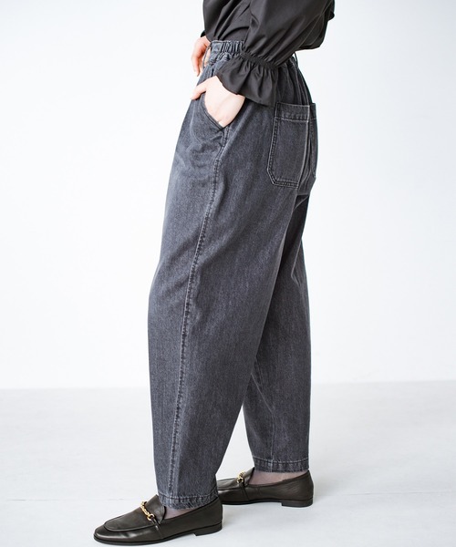 haco!(ハコ)の「シルエットのかっこよさと楽ちんさに定評がある別注 refined works デニムテーパードパンツ(デニムパンツ・レディース・グレー/インディゴブルー・SMALL/MEDIUM/LARGE/X-LARGE)」の6枚目の写真
