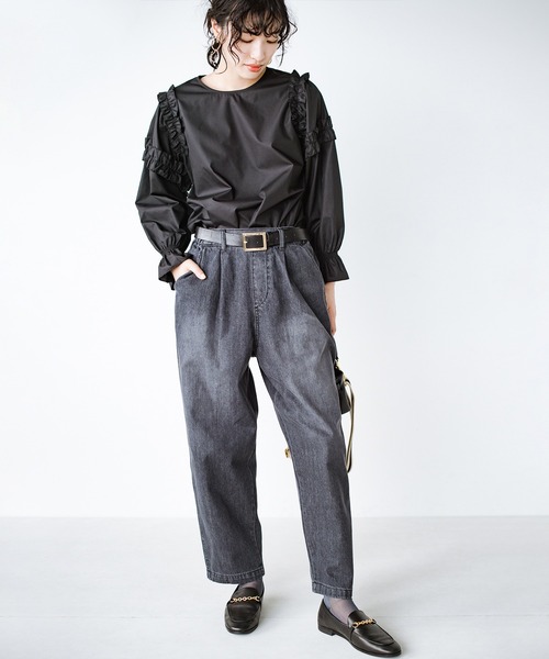 haco!(ハコ)の「シルエットのかっこよさと楽ちんさに定評がある別注 refined works デニムテーパードパンツ(デニムパンツ・レディース・グレー/インディゴブルー・SMALL/MEDIUM/LARGE/X-LARGE)」の10枚目の写真