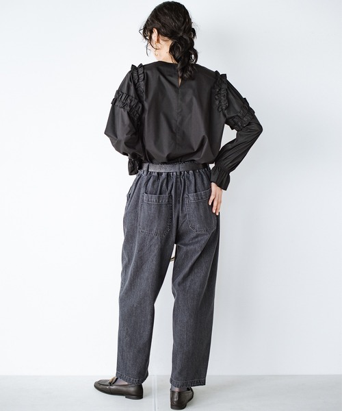 haco!(ハコ)の「シルエットのかっこよさと楽ちんさに定評がある別注 refined works デニムテーパードパンツ(デニムパンツ・レディース・グレー/インディゴブルー・SMALL/MEDIUM/LARGE/X-LARGE)」の14枚目の写真