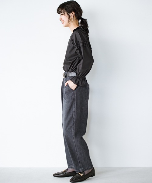 haco!(ハコ)の「シルエットのかっこよさと楽ちんさに定評がある別注 refined works デニムテーパードパンツ(デニムパンツ・レディース・グレー/インディゴブルー・SMALL/MEDIUM/LARGE/X-LARGE)」の12枚目の写真