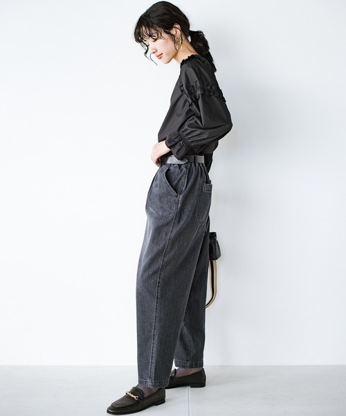 haco!(ハコ)の「シルエットのかっこよさと楽ちんさに定評がある別注 refined works デニムテーパードパンツ(デニムパンツ・レディース・グレー/インディゴブルー・SMALL/MEDIUM/LARGE/X-LARGE)」の13枚目の写真