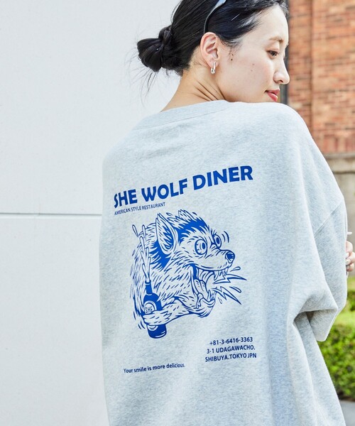 FREAK'S STORE(フリークスストア)の「限定展開 SHE WOLF DINER×FREAK'S STORE/シーウルフダイナー 別注 ビッグシルエット バックプリント クルーネックスウェット(スウェット・メンズ・グレー/ホワイト/ブラック・SMALL/MEDIUM/LARGE)」の3枚目の写真