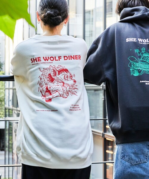 FREAK'S STORE(フリークスストア)の「限定展開 SHE WOLF DINER×FREAK'S STORE/シーウルフダイナー 別注 ビッグシルエット バックプリント クルーネックスウェット(スウェット・メンズ・グレー/ホワイト/ブラック・SMALL/MEDIUM/LARGE)」の2枚目の写真