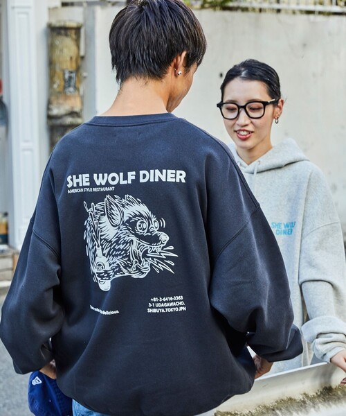 FREAK'S STORE(フリークスストア)の「限定展開 SHE WOLF DINER×FREAK'S STORE/シーウルフダイナー 別注 ビッグシルエット バックプリント クルーネックスウェット(スウェット・メンズ・グレー/ホワイト/ブラック・SMALL/MEDIUM/LARGE)」の1枚目の写真