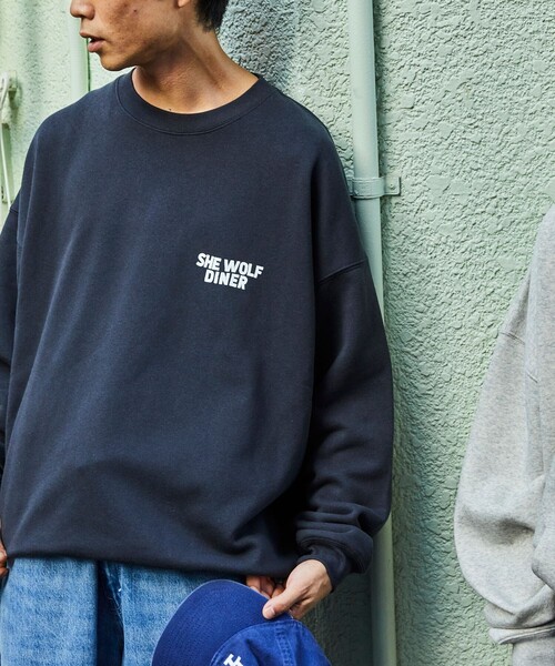 FREAK'S STORE(フリークスストア)の「限定展開 SHE WOLF DINER×FREAK'S STORE/シーウルフダイナー 別注 ビッグシルエット バックプリント クルーネックスウェット(スウェット・メンズ・グレー/ホワイト/ブラック・SMALL/MEDIUM/LARGE)」の6枚目の写真