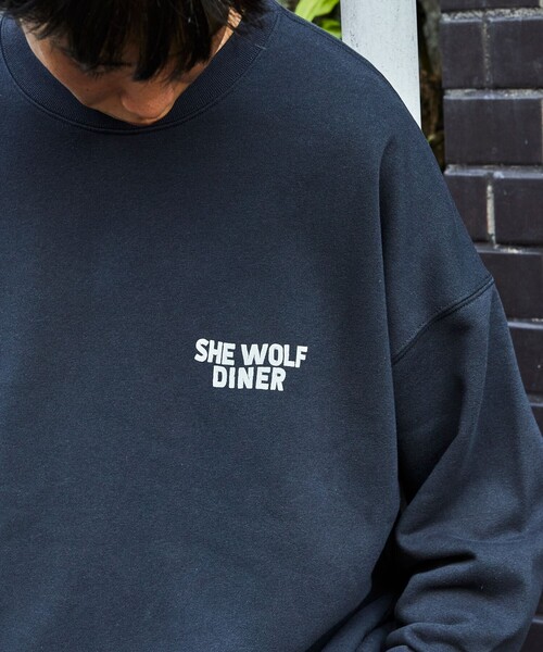 FREAK'S STORE(フリークスストア)の「限定展開 SHE WOLF DINER×FREAK'S STORE/シーウルフダイナー 別注 ビッグシルエット バックプリント クルーネックスウェット(スウェット・メンズ・グレー/ホワイト/ブラック・SMALL/MEDIUM/LARGE)」の7枚目の写真