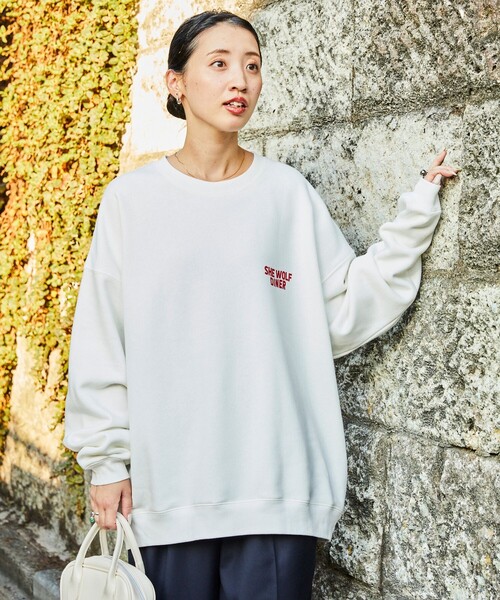 FREAK'S STORE(フリークスストア)の「限定展開 SHE WOLF DINER×FREAK'S STORE/シーウルフダイナー 別注 ビッグシルエット バックプリント クルーネックスウェット(スウェット・メンズ・グレー/ホワイト/ブラック・SMALL/MEDIUM/LARGE)」の10枚目の写真
