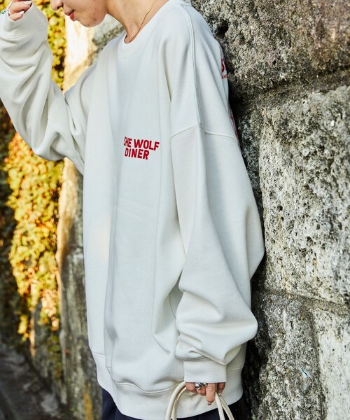 FREAK'S STORE(フリークスストア)の「限定展開 SHE WOLF DINER×FREAK'S STORE/シーウルフダイナー 別注 ビッグシルエット バックプリント クルーネックスウェット(スウェット・メンズ・グレー/ホワイト/ブラック・SMALL/MEDIUM/LARGE)」の13枚目の写真