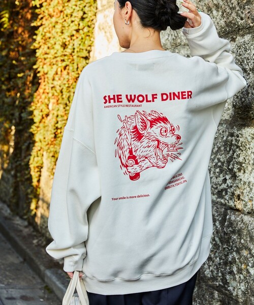 FREAK'S STORE(フリークスストア)の「限定展開 SHE WOLF DINER×FREAK'S STORE/シーウルフダイナー 別注 ビッグシルエット バックプリント クルーネックスウェット(スウェット・メンズ・グレー/ホワイト/ブラック・SMALL/MEDIUM/LARGE)」の16枚目の写真