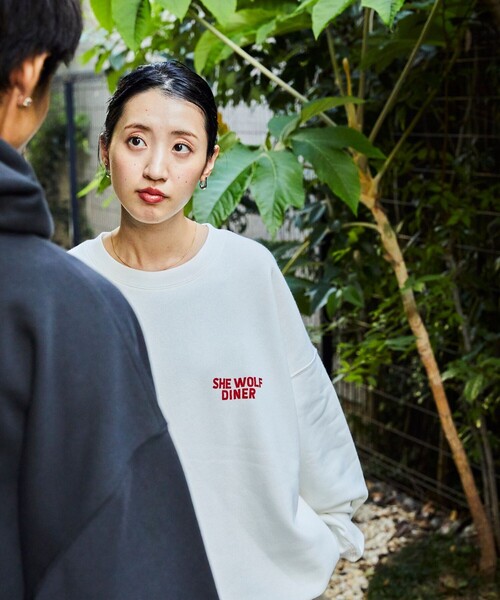 FREAK'S STORE(フリークスストア)の「限定展開 SHE WOLF DINER×FREAK'S STORE/シーウルフダイナー 別注 ビッグシルエット バックプリント クルーネックスウェット(スウェット・メンズ・グレー/ホワイト/ブラック・SMALL/MEDIUM/LARGE)」の17枚目の写真