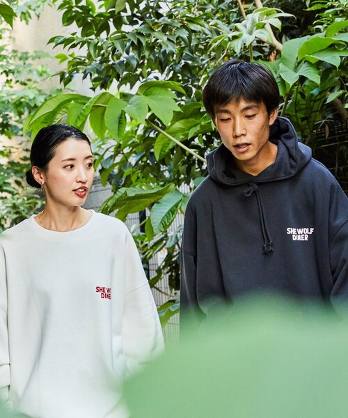 FREAK'S STORE(フリークスストア)の「限定展開 SHE WOLF DINER×FREAK'S STORE/シーウルフダイナー 別注 ビッグシルエット バックプリント クルーネックスウェット(スウェット・メンズ・グレー/ホワイト/ブラック・SMALL/MEDIUM/LARGE)」の19枚目の写真