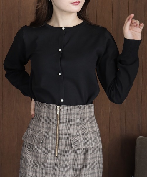TRUDEA(トルディア)の「スポンディッシュパールボタンニットカーディガン(カーディガン/ボレロ・レディース・ブラウン/ブラック/ピンクベージュ・LARGE/MEDIUM)」の1枚目の写真