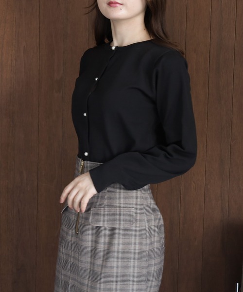 TRUDEA(トルディア)の「スポンディッシュパールボタンニットカーディガン(カーディガン/ボレロ・レディース・ブラウン/ブラック/ピンクベージュ・LARGE/MEDIUM)」の11枚目の写真