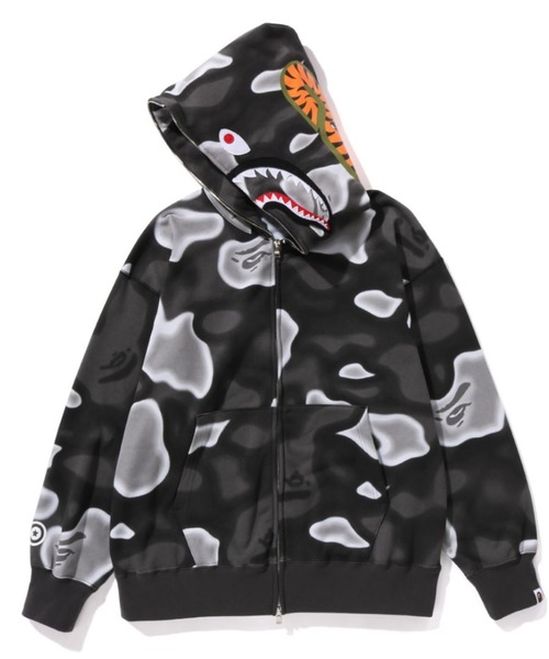 A BATHING APE（アベイシングエイプ）の「LIQUID CAMO SHARK RELAXED