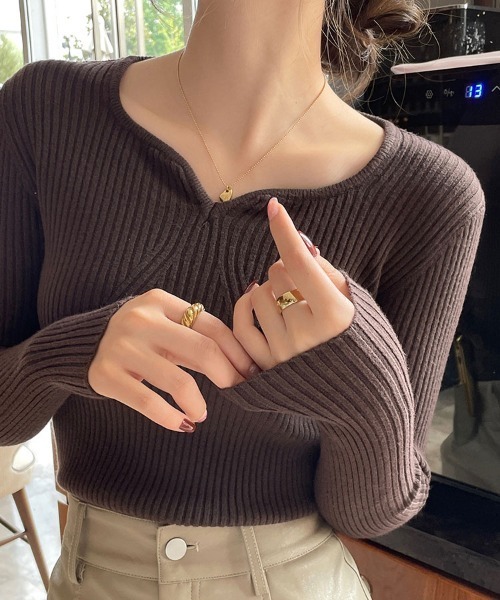 ibeul_（イベール）の「ハートネックスリムリブトップス（ニット/セーター・レディース・グレー/ブラック/ブラウン/ホワイト/ベージュ・FREE）」の5枚目の写真