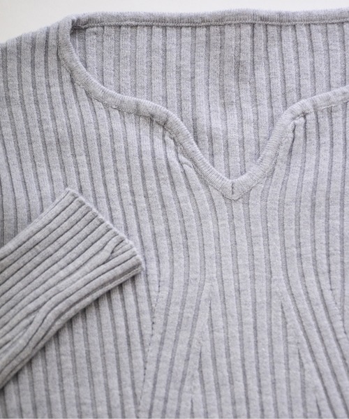 ibeul_（イベール）の「ハートネックスリムリブトップス（ニット/セーター・レディース・グレー/ブラック/ブラウン/ホワイト/ベージュ・FREE）」の6枚目の写真