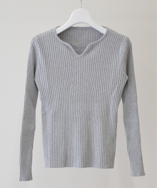 ibeul_（イベール）の「ハートネックスリムリブトップス（ニット/セーター・レディース・グレー/ブラック/ブラウン/ホワイト/ベージュ・FREE）」の8枚目の写真