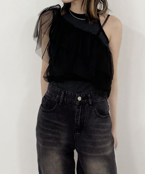 Reurie'（レウリィ）の「チュールワンショルダービスチェ／tulle oneshoulder bustier オフショルダー マルチウェイ シアー フリル ギャザー くしゅくしゅ シャーリング 透け感 キャミソール 重ね着 レイヤード カジュアル 韓国 オケージョン お呼ばれ つけ襟 ベアトップ ブラック 黒 グレー チャコール モノトーン（チューブトップ・レディース・ブラック/グレー・FREE）」の7枚目の写真