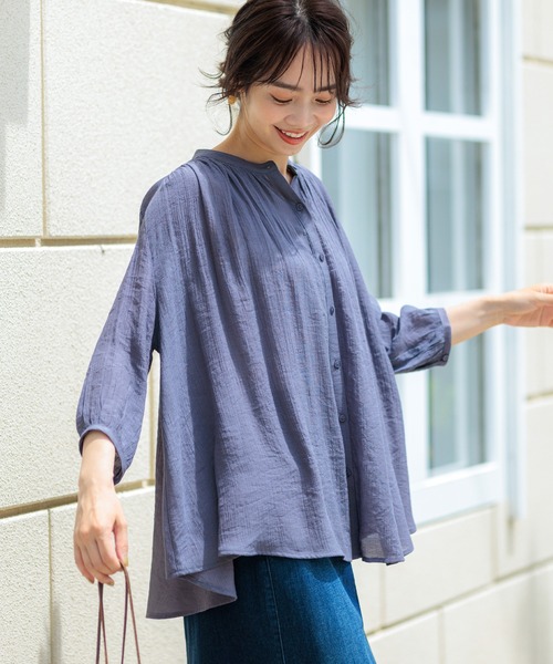 BELLUNA PLUS（ベルーナ）の「スラブ素材ギャザーデザインブラウス（シャツ/ブラウス・レディース・ストライプ/ピンク/オリーブ/ブルーグレー/ライム/チャコール/ワイン/ターコイズブルー/オレンジ/グリーン/ネイビー・MEDIUM/LARGE/X-LARGE）」の2枚目の写真