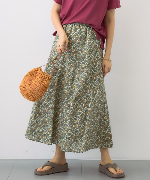 saloon（サルーン）の「SALOON(サルーン)/フルーツ柄スカート【手洗い可】ロング丈（スカート・レディース・ホワイト/ネイビー・FREE）」の2枚目の写真