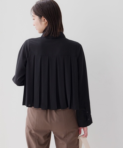 Andemiu(アンデミュウ)の「バックプリーツシャツ135847(シャツ/ブラウス・レディース・ブラック/グリーン/アイボリー・FREE)」の2枚目の写真