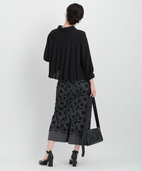 Andemiu(アンデミュウ)の「バックプリーツシャツ135847(シャツ/ブラウス・レディース・ブラック/グリーン/アイボリー・FREE)」の18枚目の写真